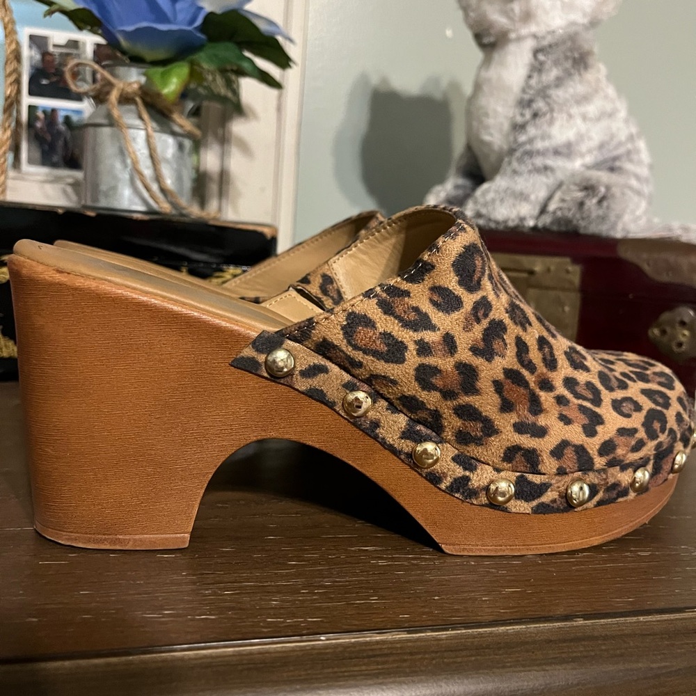 WONDERLY Axle Clogs, Leopard Print, Size 8.5